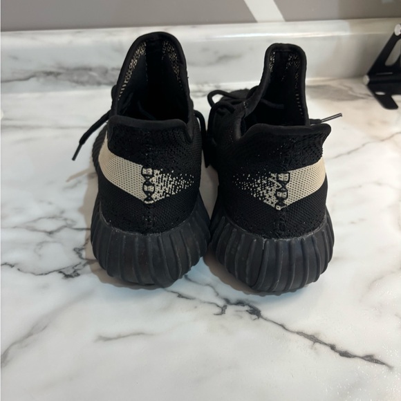 Yeezy Boost 350 V2 Oreo Size 10.5 - Picture 5 of 6
